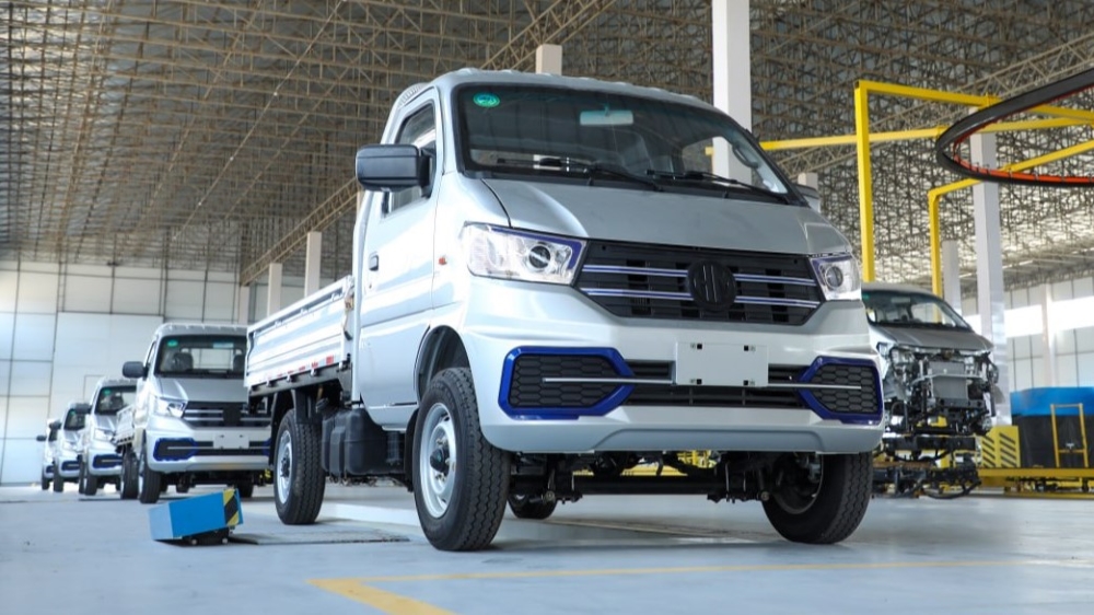  В Узбекистане запустили производство грузовичков Dongfeng. У них странный логотип