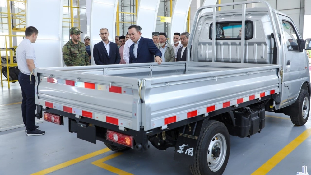  В Узбекистане запустили производство грузовичков Dongfeng. У них странный логотип