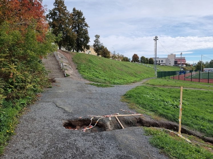 В Петрозаводске на спуске к стадиону «Юность» обвалилась земля