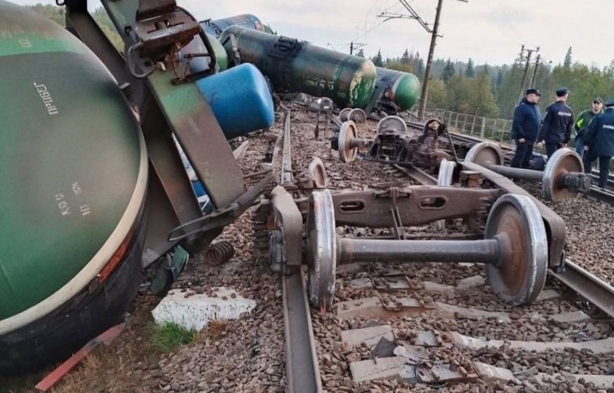 Атака врагов усилилась. Несколько сходов поездов, взрыв на жд путях и пожар на НПЗ: ЦГ