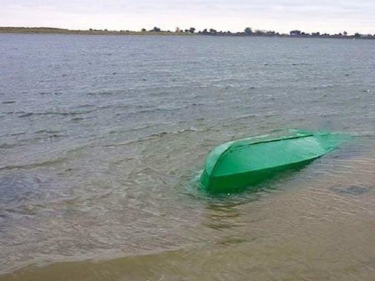 Молодая девушка из Карелии застряла под лодкой на реке