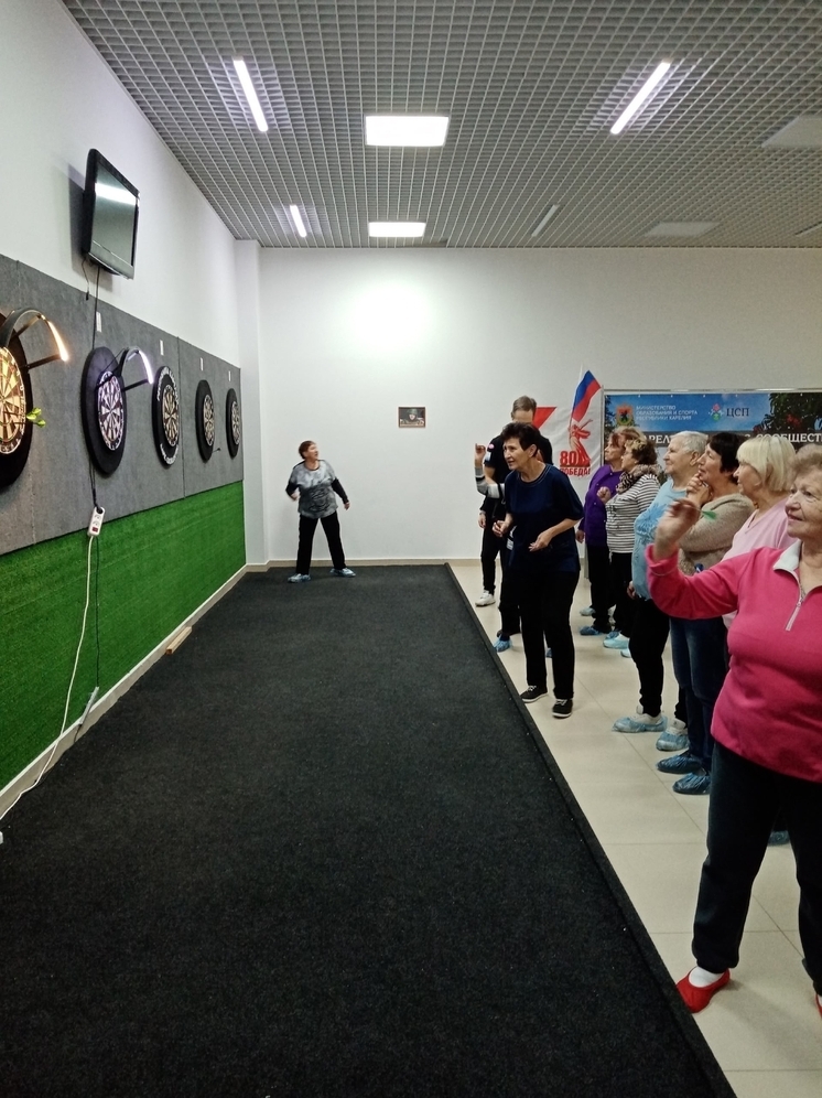 Старшее поколение осваивает дартс в Петрозаводске