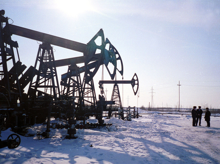 Восемь стран договорились увеличить добычу нефти в октябре: обвалится ли баррель