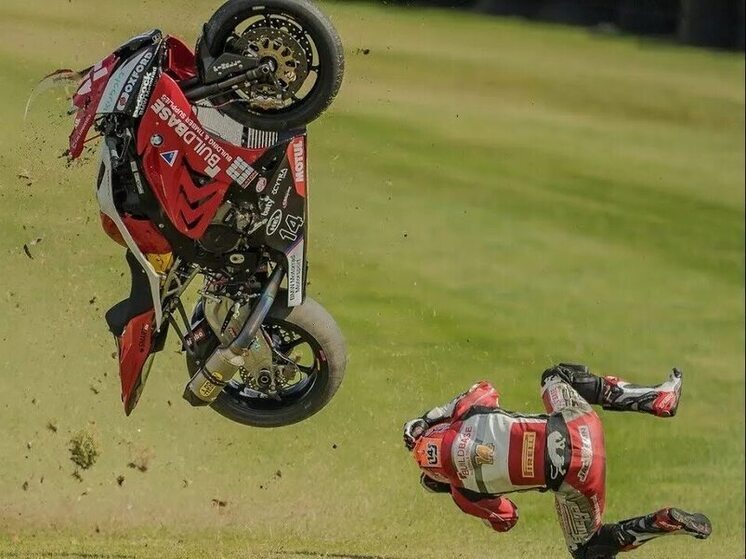 В Петрозаводске, в самом сердце города, мотоциклист, потерявший управление, едва не совершил наезд на пешехода