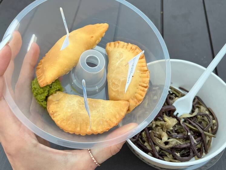 Крабовый привкус ВЭФ: чем кормят гостей на острове Русский