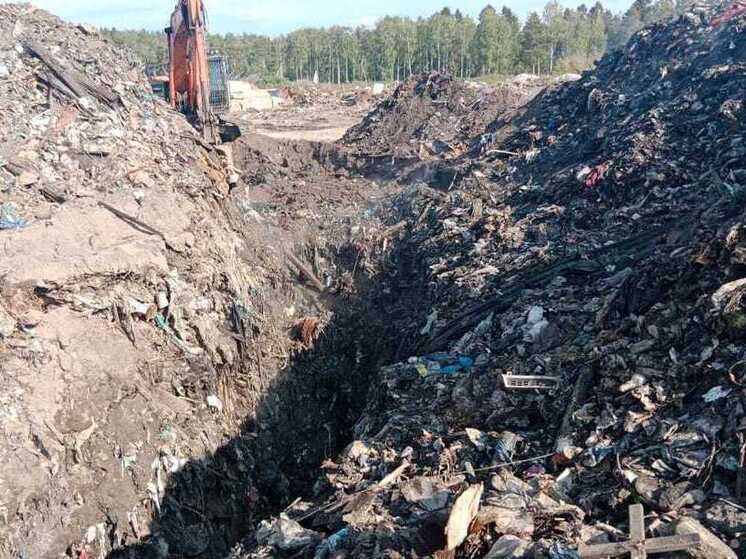 Мусорная свалка вблизи Кондопоги продолжает тлеть