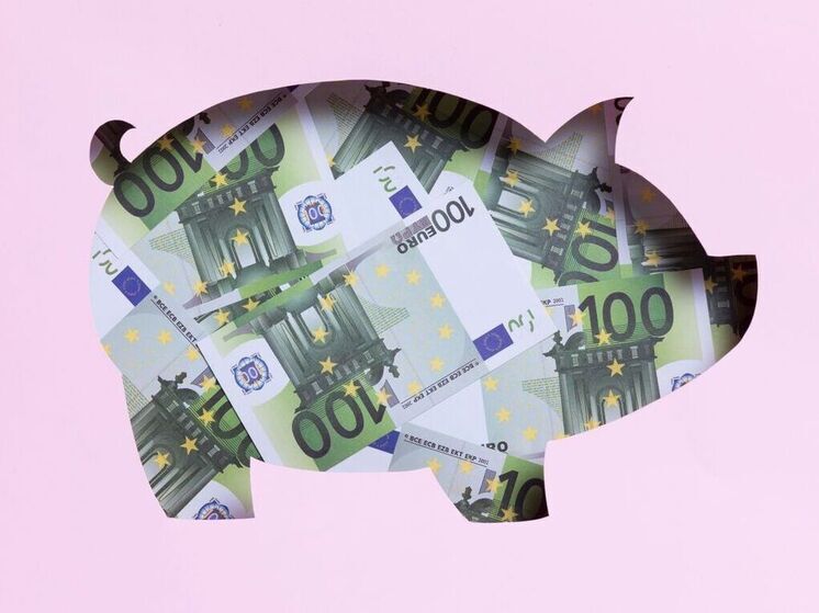 Россияне в первом полугодии скупили рекордный за трехлетие объем наличной валюты