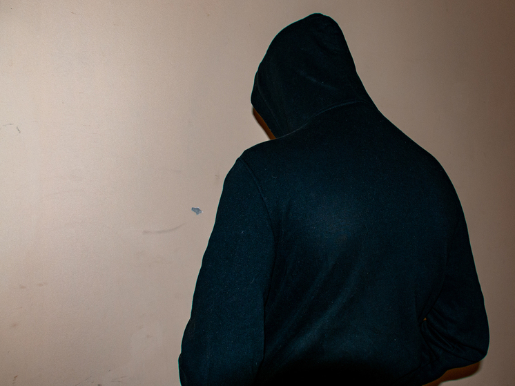 Мужчины в капюшонах напали на молодых мигрантов “из-за изнасилования 14-летней девочки”