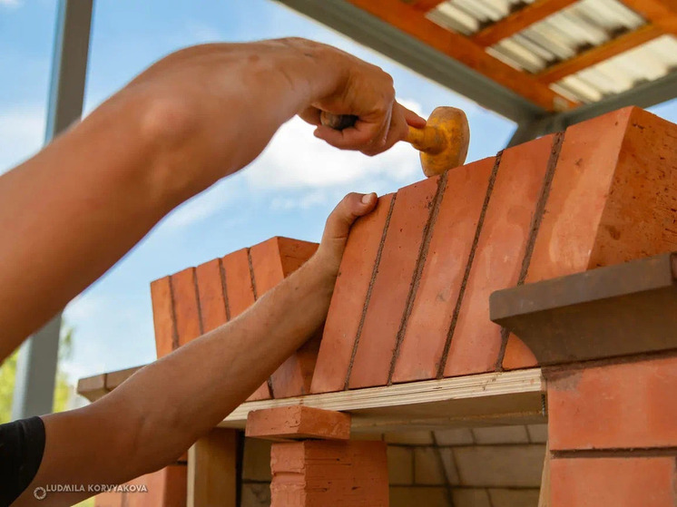 Руководитель карельского поселения собсвенноручно восстановил поврежденную остановку