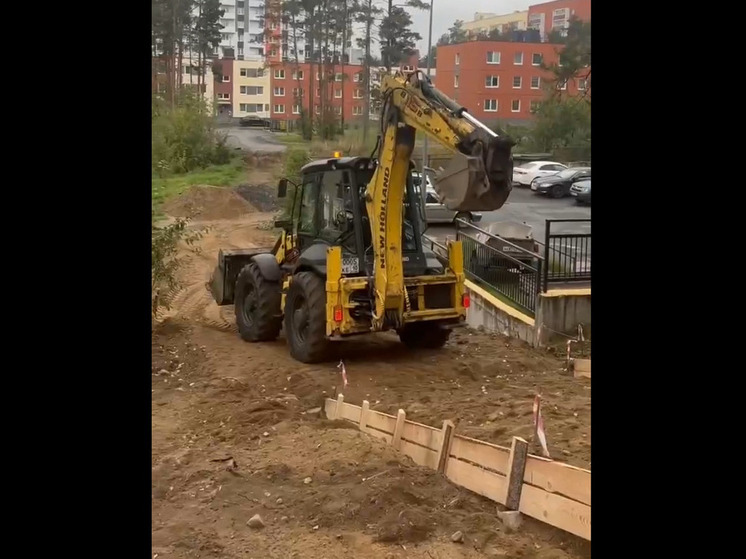 В Петрозаводске началось строительство новой лестницы с пандусом и поручнями