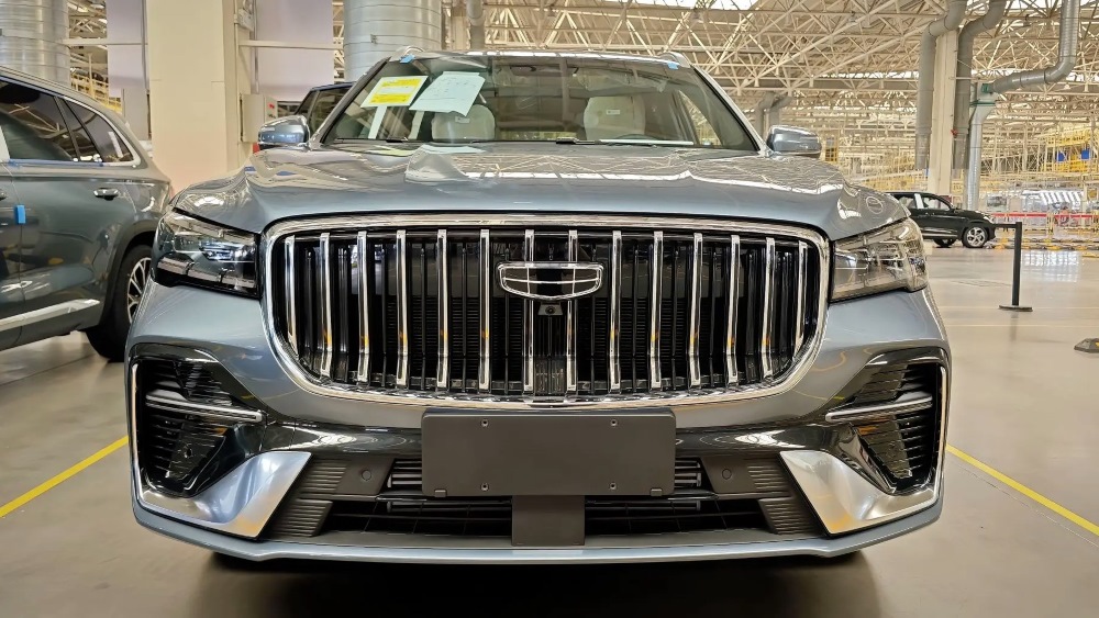 Geely Monjaro 2026 года сфотографировали в Китае. Он получит интерьер в стиле Li Auto