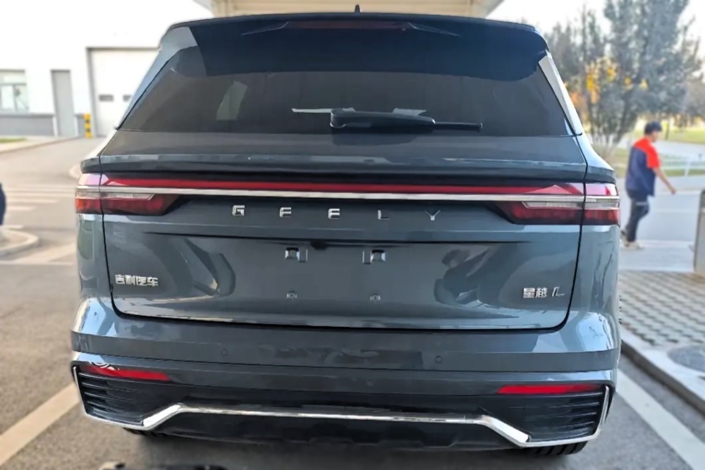 Geely Monjaro 2026 года сфотографировали в Китае. Он получит интерьер в стиле Li Auto