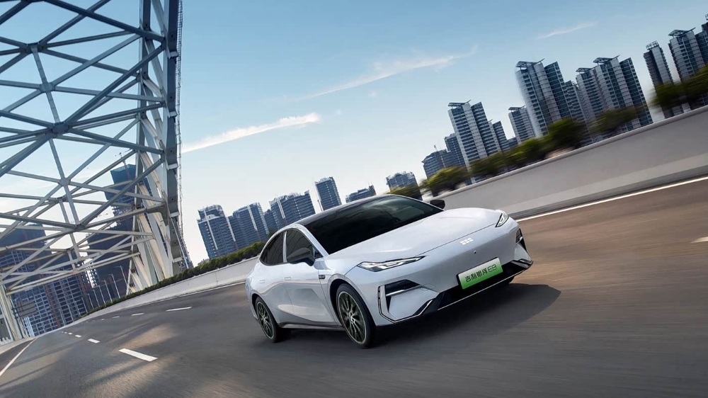  Geely представил новую доступную версию Galaxy E8. Такой фастбэк локализуют в Беларуси
