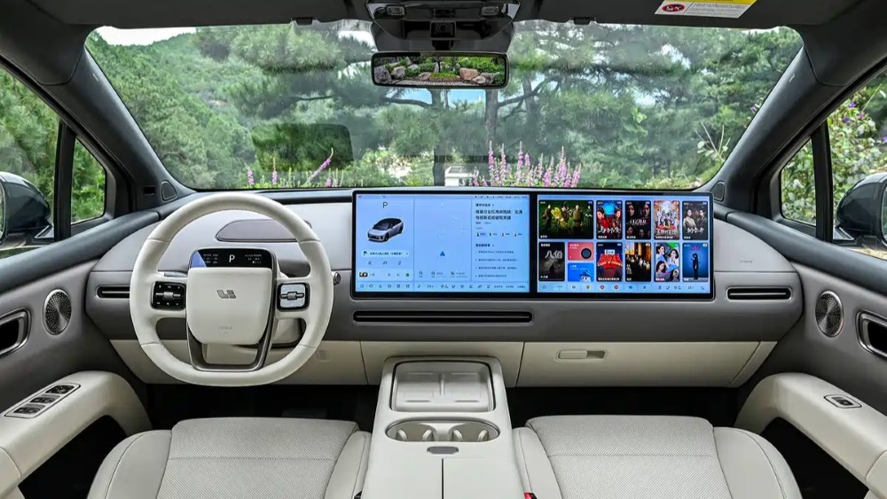  Новая модель Li Auto вышла на рынок. В Китае начались продажи кроссовера Li i6
