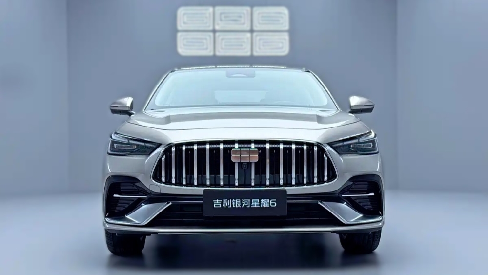  Новый гибридный седан Geely Galaxy Starshine 6 представили в Китае. Первые фотографии