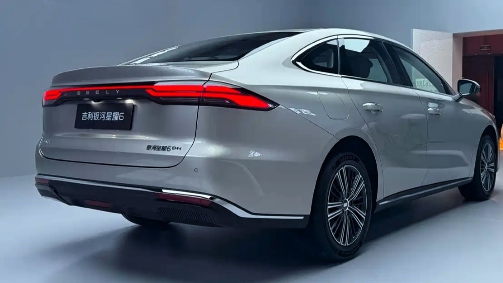  Новый гибридный седан Geely Galaxy Starshine 6 представили в Китае. Первые фотографии