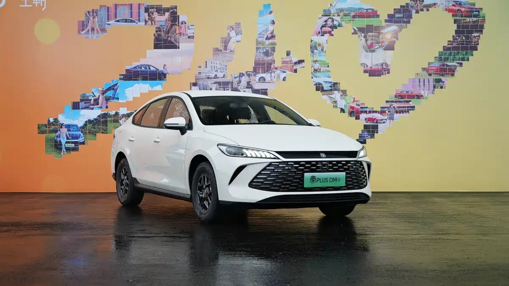  В Китае начали продажи обновленных седанов BYD Qin Plus. Подробности и цены