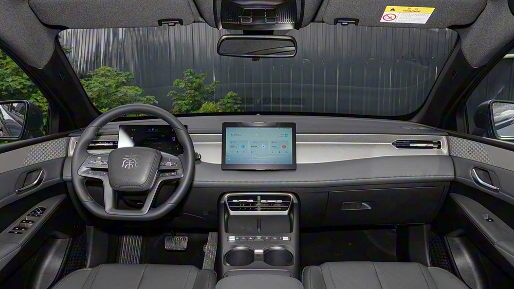  В Китае начали продажи обновленных седанов BYD Qin Plus. Подробности и цены