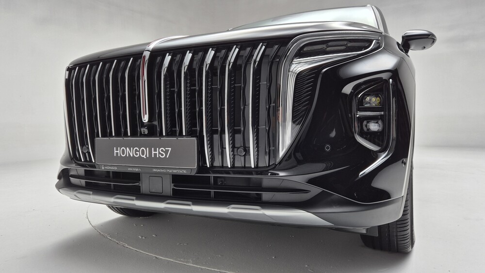 Знакомство с Hongqi HS7 в студийном свете и белых тапках. Первый взгляд Александра Андреева