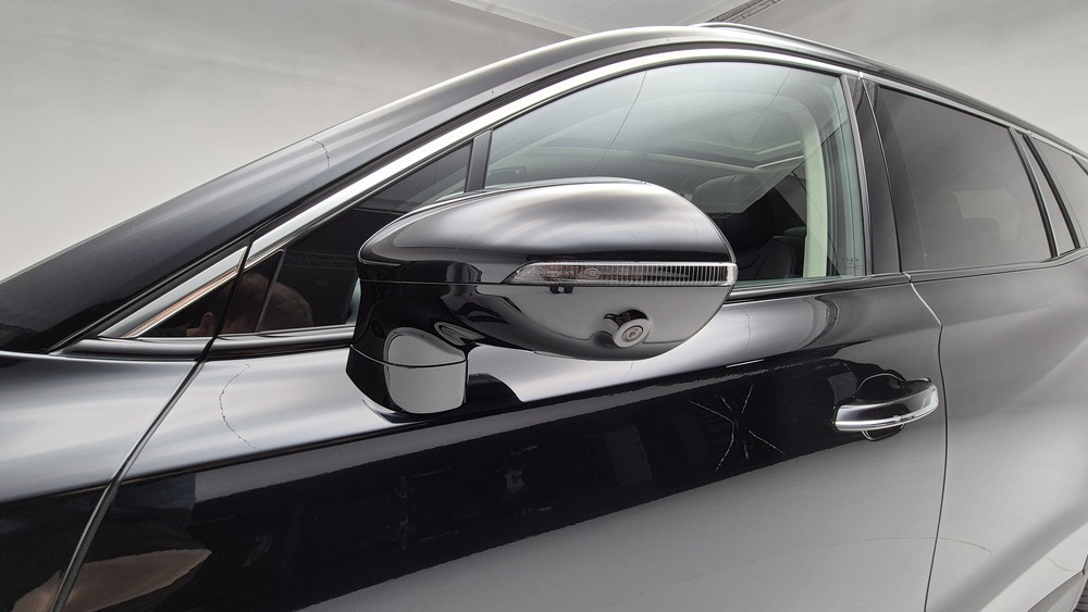 Знакомство с Hongqi HS7 в студийном свете и белых тапках. Первый взгляд Александра Андреева