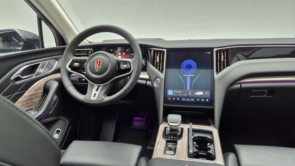 Знакомство с Hongqi HS7 в студийном свете и белых тапках. Первый взгляд Александра Андреева