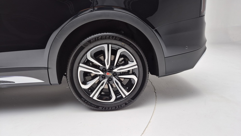 Знакомство с Hongqi HS7 в студийном свете и белых тапках. Первый взгляд Александра Андреева