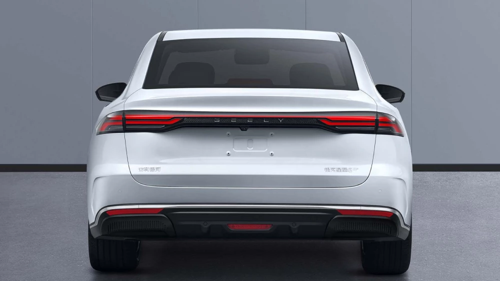 Geely перевела две модели на альтернативное топливо. Одну из них ждут в России