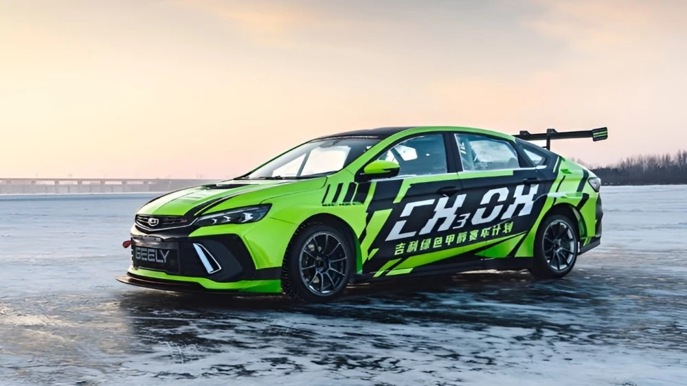 Geely перевела две модели на альтернативное топливо. Одну из них ждут в России