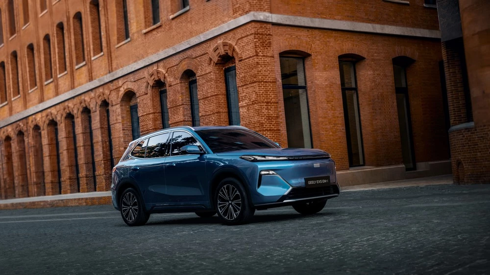 Geely раскрыла подробности о гибридном кроссовере EX5 EM-i для России. Его уже знают в Беларуси