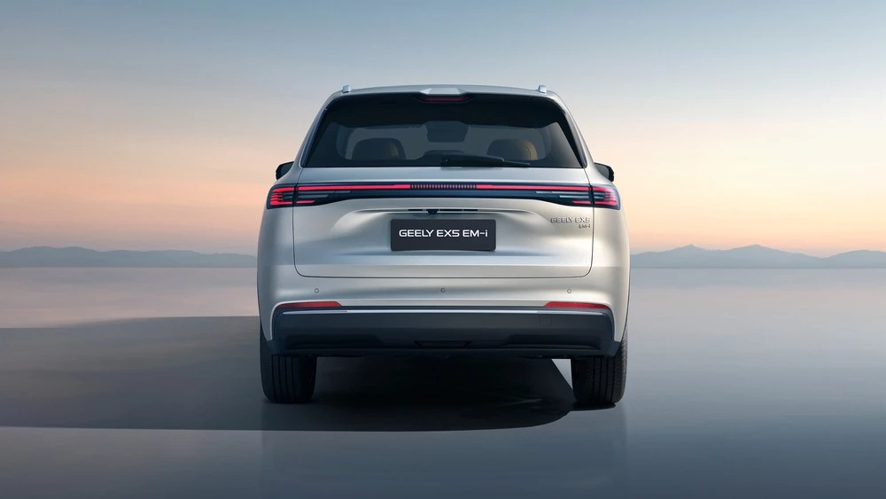 Geely раскрыла подробности о гибридном кроссовере EX5 EM-i для России. Его уже знают в Беларуси
