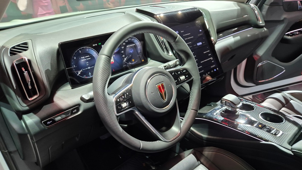  Hongqi представила в Китае обновленный HS3 PHEV. Кроссовер проезжает на 8 км больше