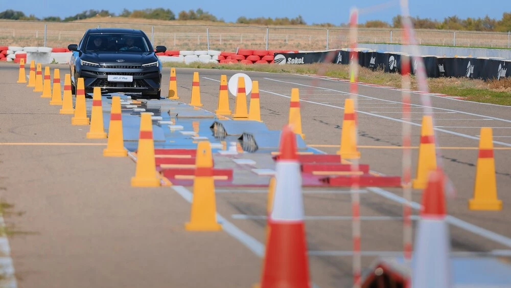 Испытание характеров. Весь модельный ряд JAC протестировали на полигоне Sokol Racetrack