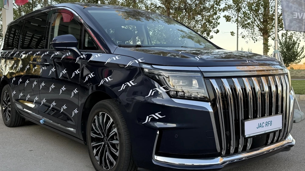 JAC представил две новинки для Казахстана – E30X и RF8. Что это за модели