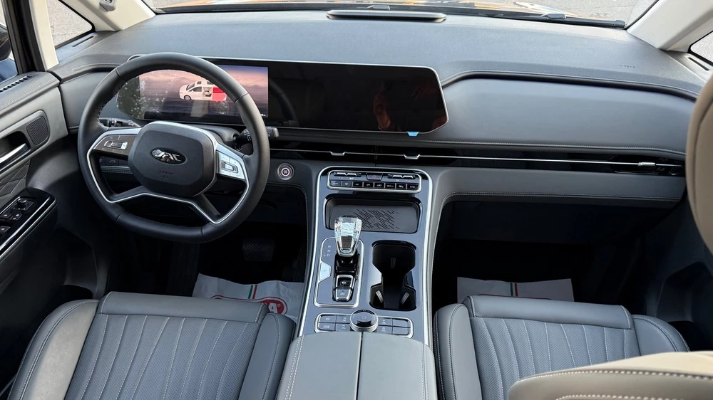 JAC представил две новинки для Казахстана – E30X и RF8. Что это за модели