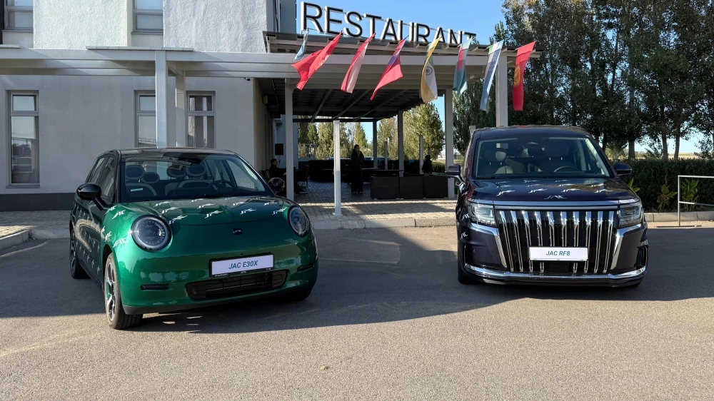  JAC представил две новинки для Казахстана – E30X и RF8. Что это за модели