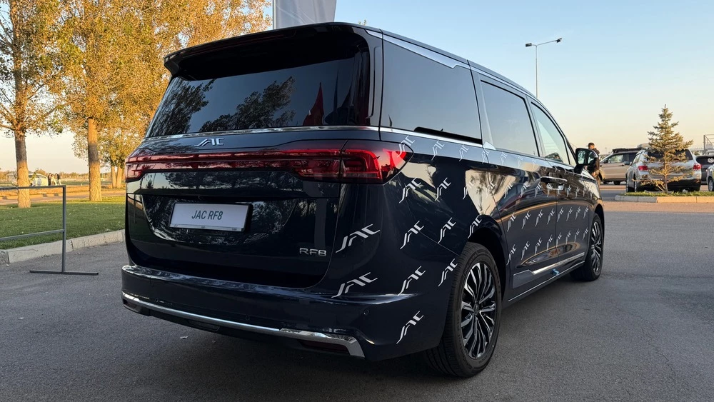 JAC представил две новинки для Казахстана – E30X и RF8. Что это за модели