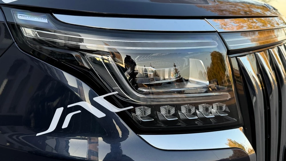 JAC представил две новинки для Казахстана – E30X и RF8. Что это за модели
