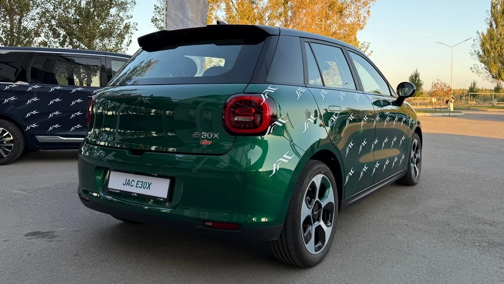 JAC представил две новинки для Казахстана – E30X и RF8. Что это за модели