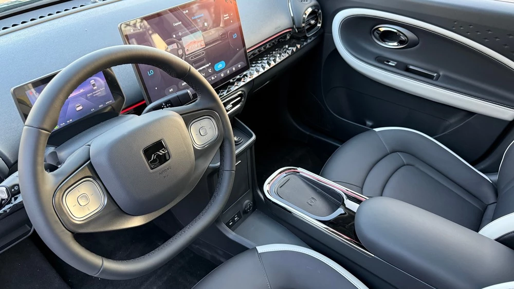JAC представил две новинки для Казахстана – E30X и RF8. Что это за модели