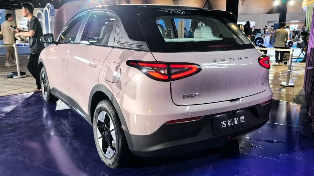  Обновленный Geely Xingyuan вышел на рынок Китая. Скоро его локализуют в Беларуси