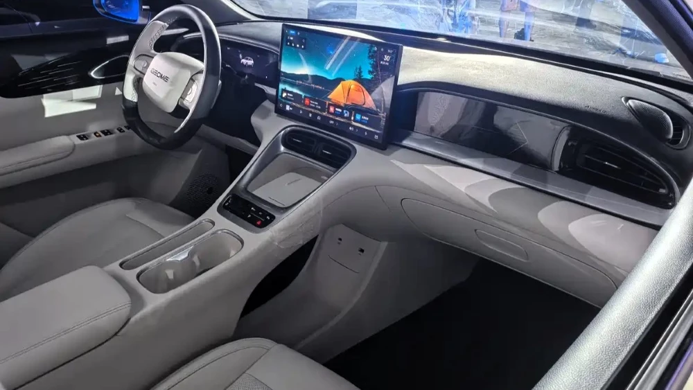  Обновленный Geely Xingyuan вышел на рынок Китая. Скоро его локализуют в Беларуси