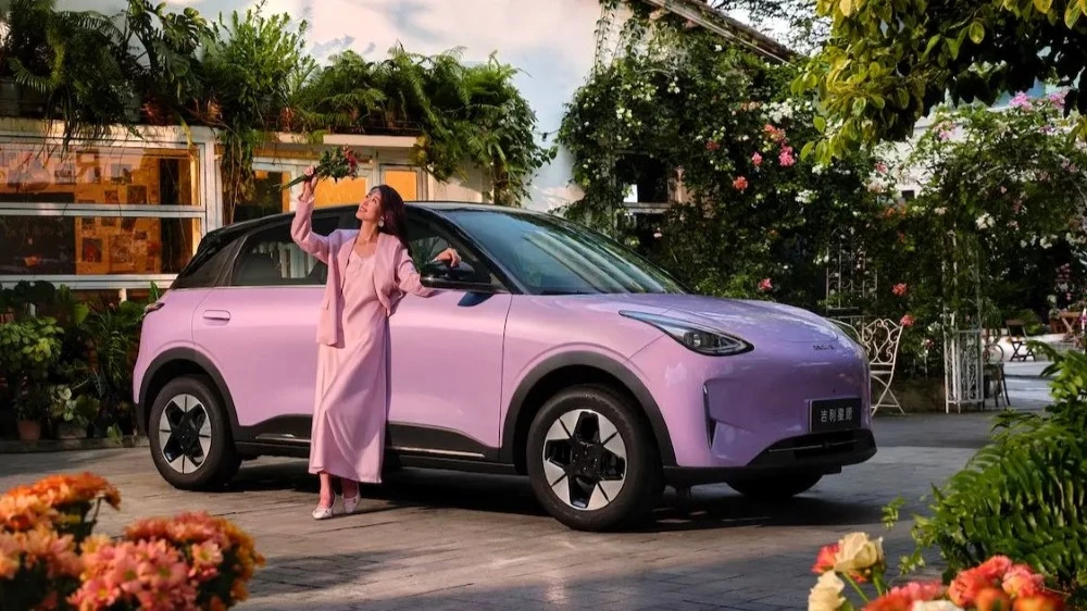  Обновленный Geely Xingyuan вышел на рынок Китая. Скоро его локализуют в Беларуси