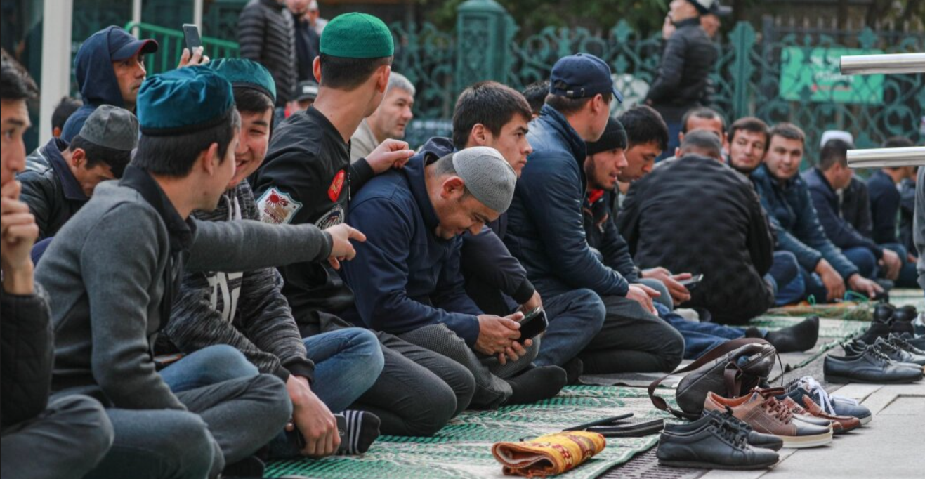 "Дети в шоке": Провокация в Краснодаре - прокуратура не помешала намазу на дороге
