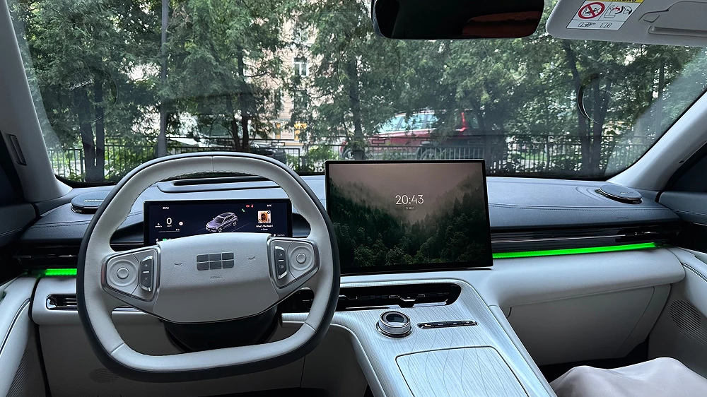 Седан и электрокроссовер Geely начнут собирать в Казахстане. Что это за модели