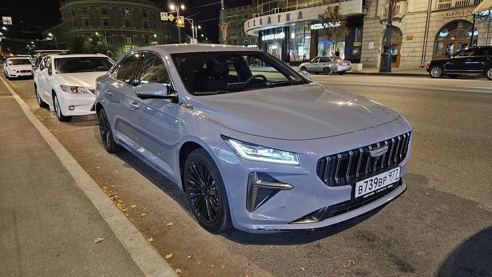 Седан и электрокроссовер Geely начнут собирать в Казахстане. Что это за модели