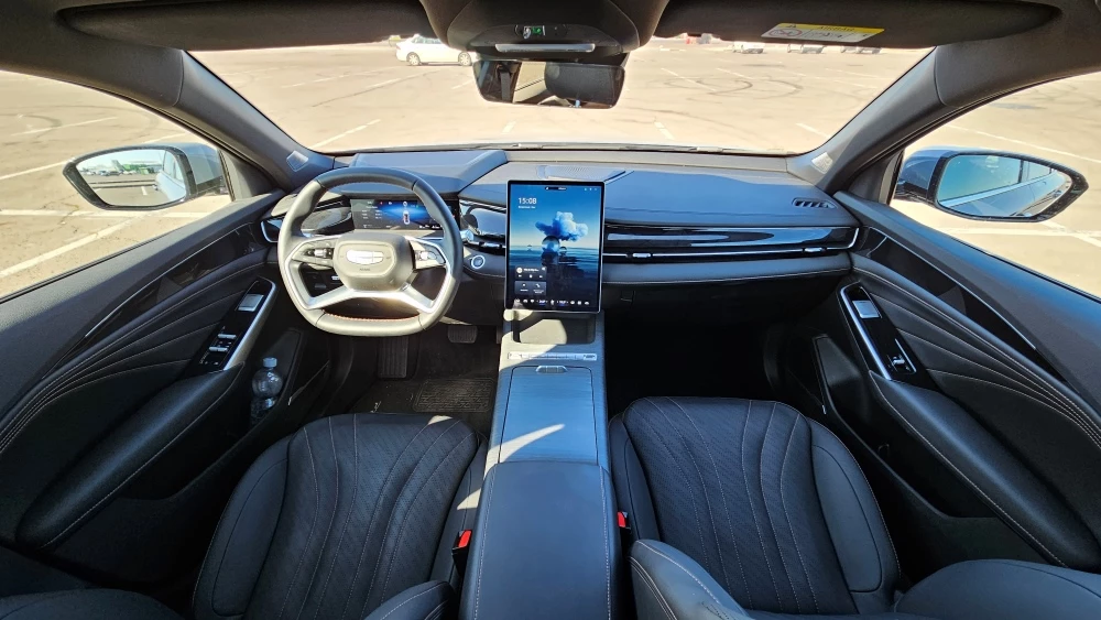Седан и электрокроссовер Geely начнут собирать в Казахстане. Что это за модели