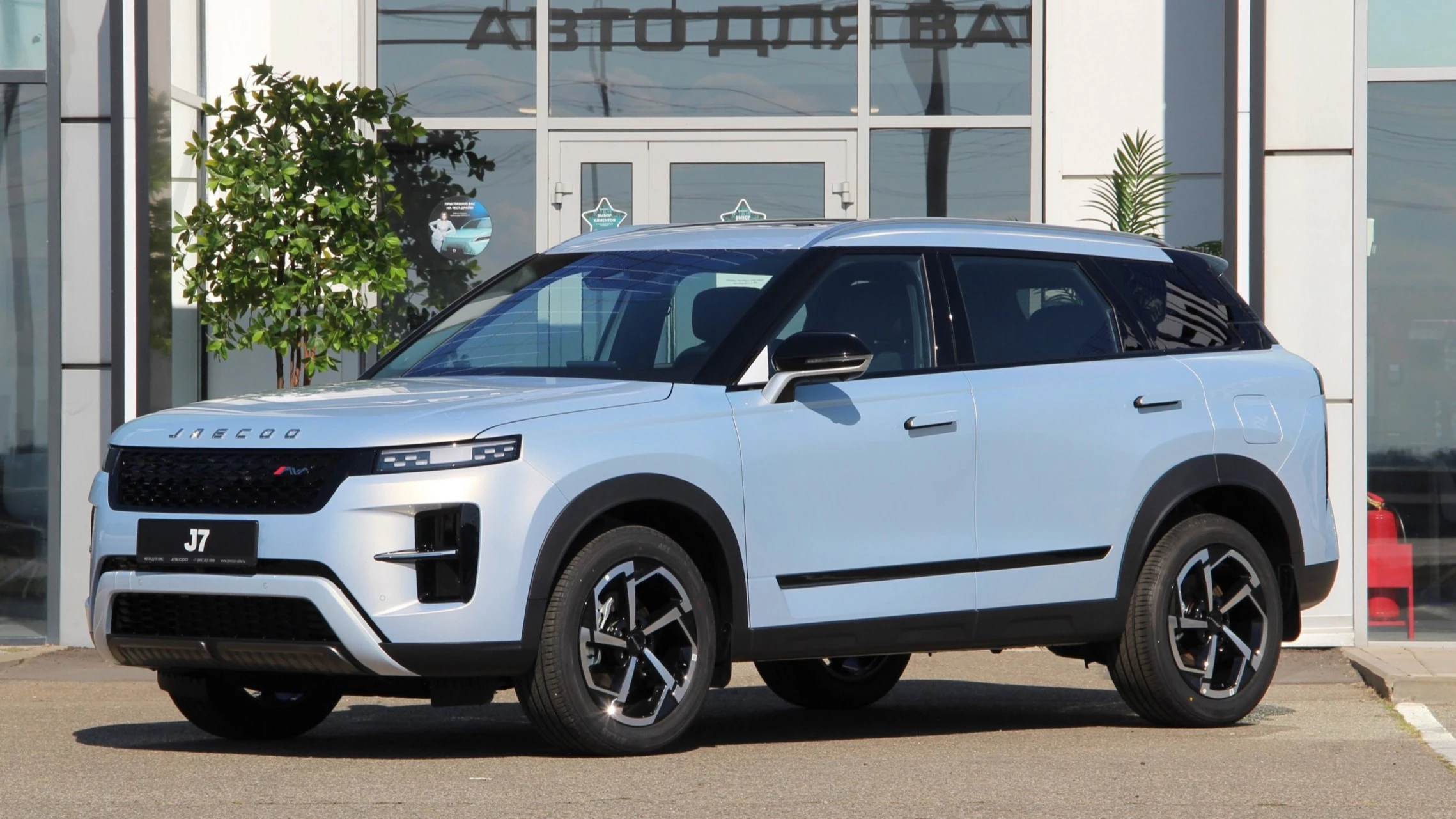  «Спецверсия напрашивалась сама». Сколько Jaecoo J7 с «лицом» Land Rover поступило к дилерам