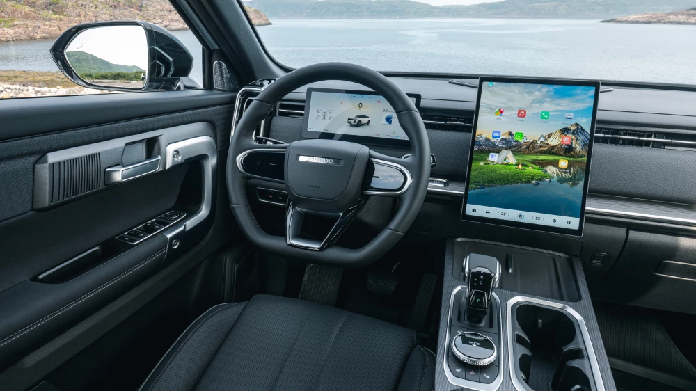 «Спецверсия напрашивалась сама». Сколько Jaecoo J7 с «лицом» Land Rover поступило к дилерам