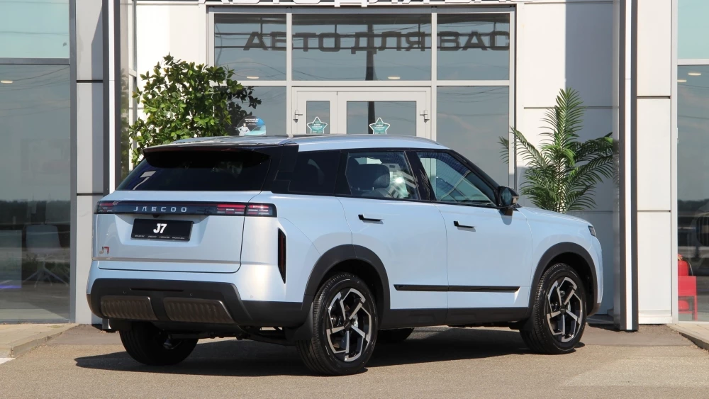 «Спецверсия напрашивалась сама». Сколько Jaecoo J7 с «лицом» Land Rover поступило к дилерам