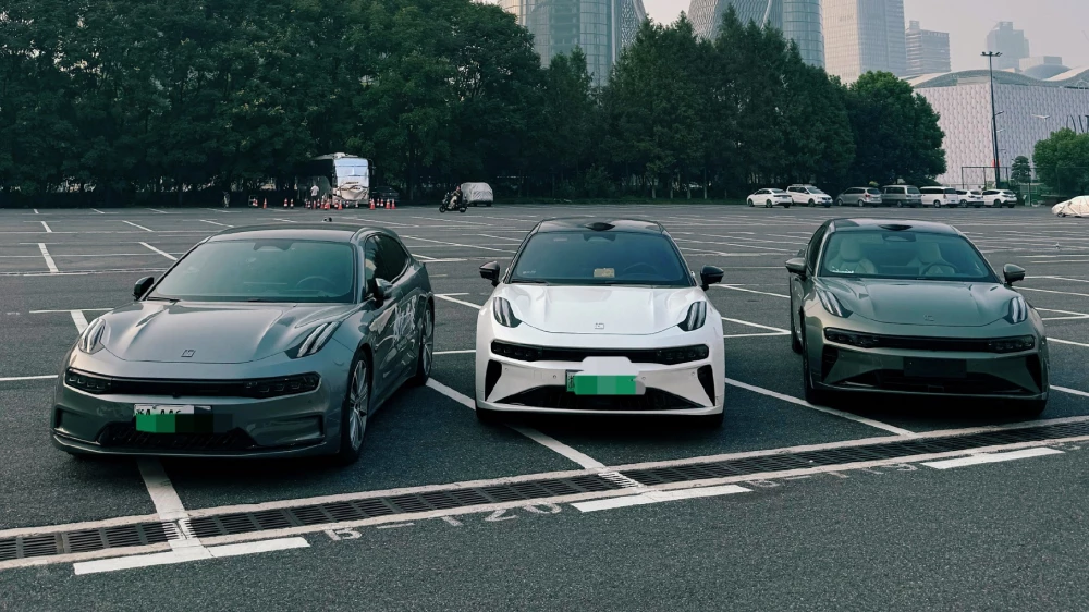  Старт продаж обновленного Zeekr 001 объявили в Китае. Лифтбэк стал на уровень лучше, но не дороже
